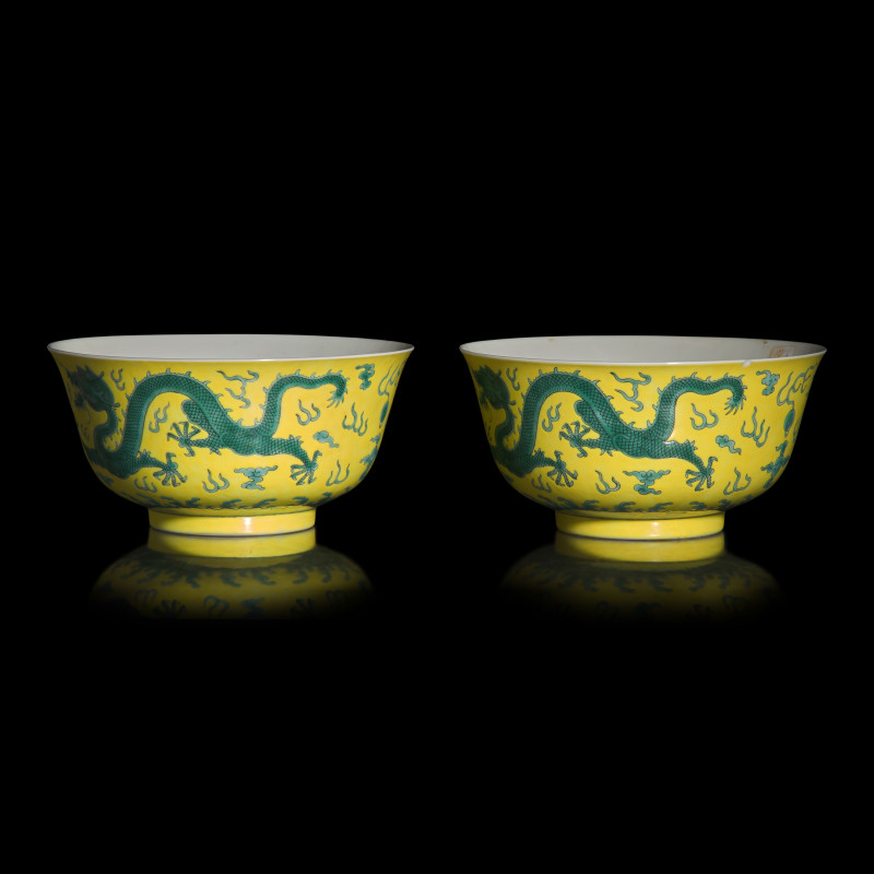 清光緒 黃地綠彩雲龍紋碗一對 | A Pair of Chinese Green Enameled Yellow Ground 'Dragon' Bowls, Guangxu Mark and of the Period - 图2