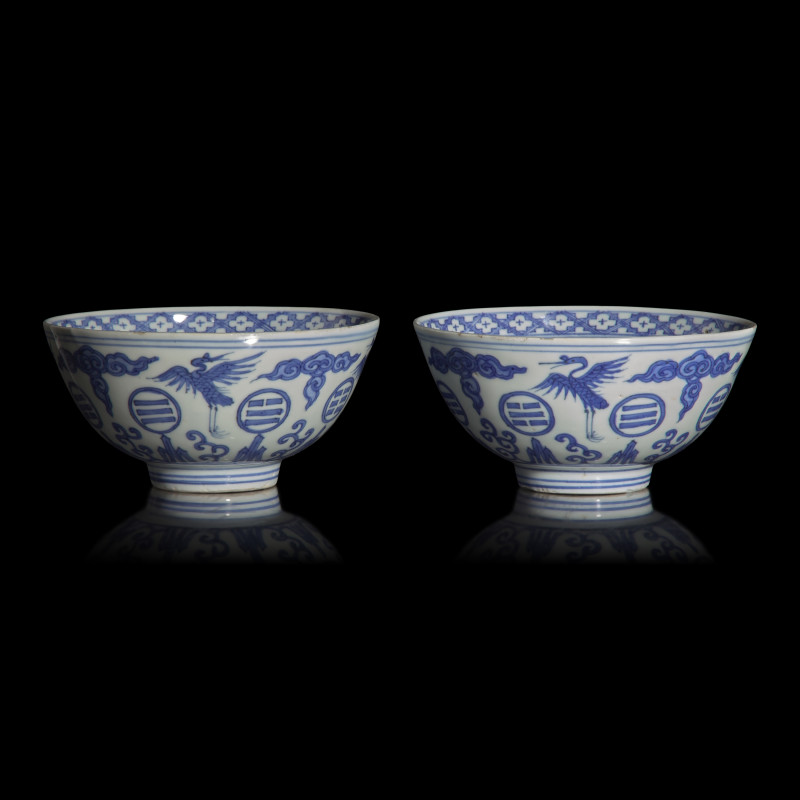 明末 青花云鶴八卦紋碗一對 | A Rare Pair of Chinese Blue and White 'Crane and Trigram' Bowls, Xuande Mark, Ming Dynasty, 17th Century