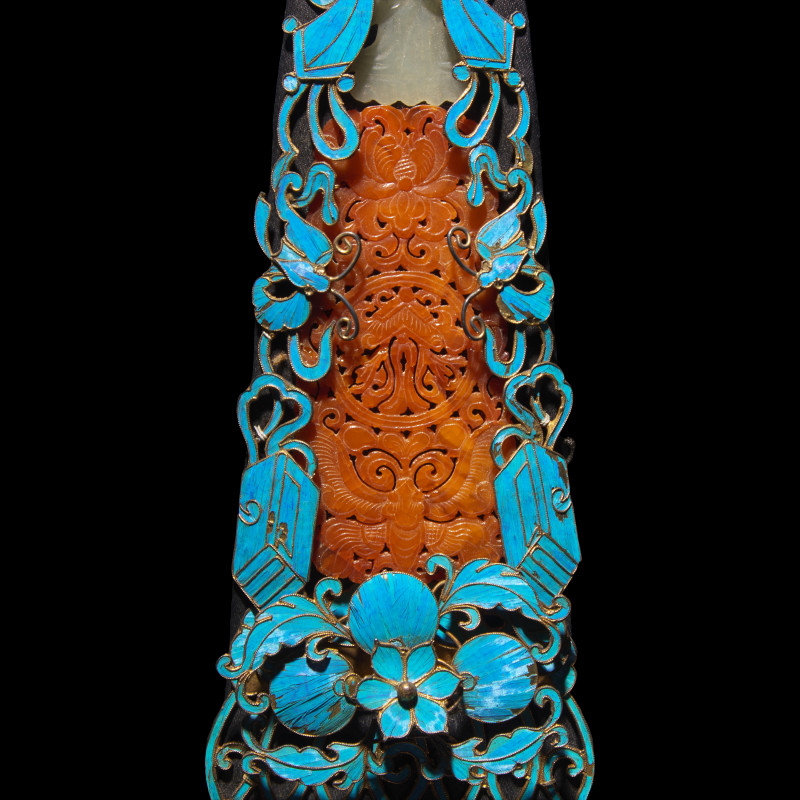 清 點翠嵌玉蜜蠟珍珠珊瑚流蘇雲肩殘件 | A Chinese Kingfisher Feather, 'Beeswax' Amber and Celadon Jade Ornament, Qing Dynasty - 图3