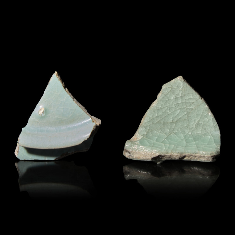 宋 汝窯及官窯帶支釘瓷片兩枚 | Two Chinese Celadon Glazed Ceramic Fragments, Song Dynasty - 图3