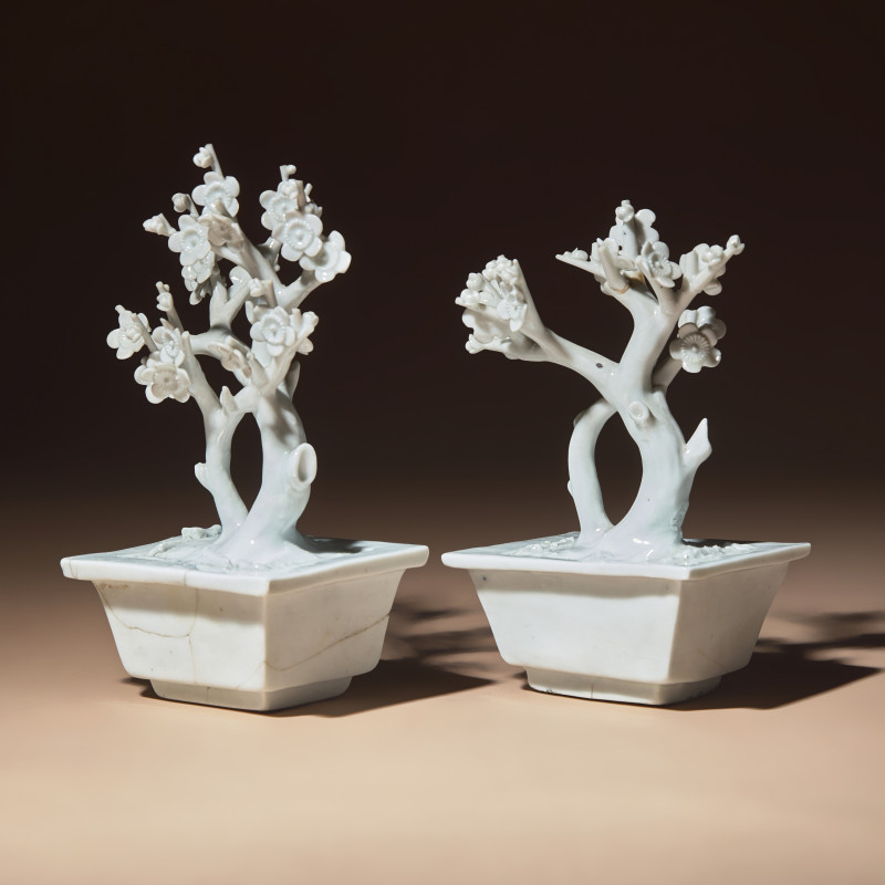 清中期 德化白瓷塑梅花盆景一對 | A Pair of Chinese Blanc-de-Chine Porcelain Potted Trees, 18th-19th Century - 图2