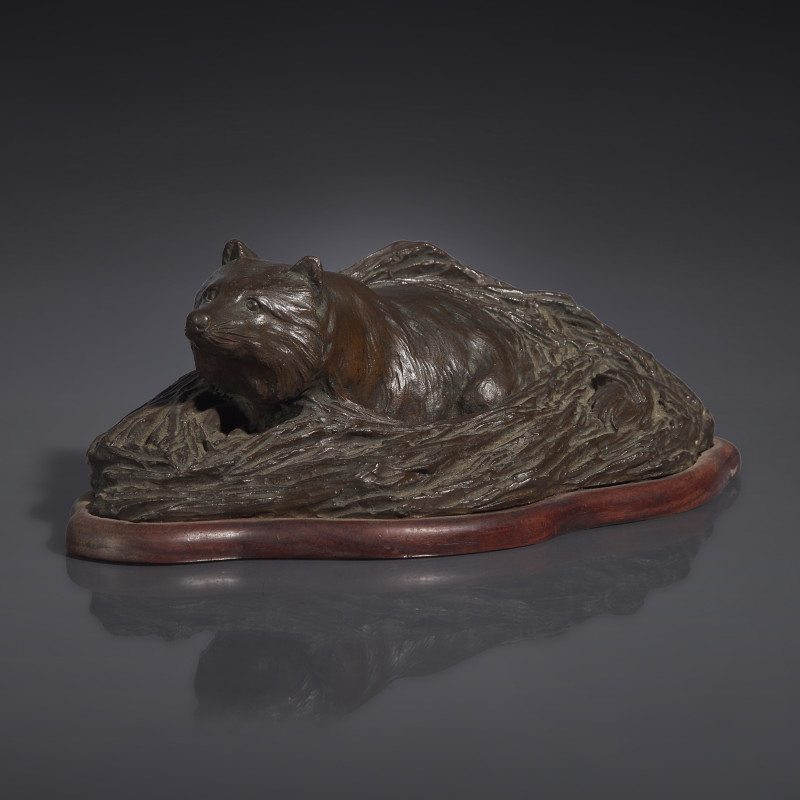 日本明治/大正時代 “丸喜製銅”銅狸貓置物 | A Japanese Patinated Bronze Figure of a Tanuki in Grasses, Meiji/Taisho Period, The Maruki Co., Tokyo
