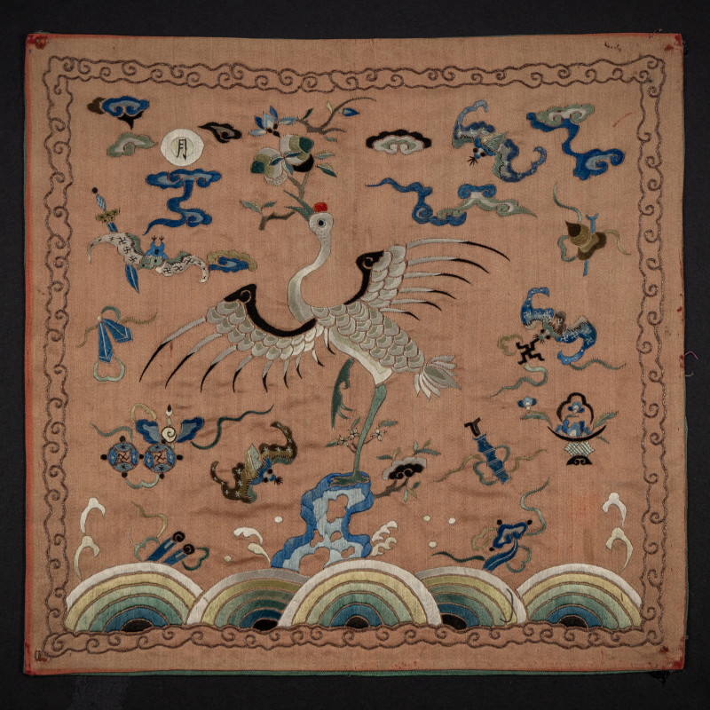 十九世紀晚期 朝鮮王朝文官鶴紋補子一對及越南鶴紋補子 | A Pair of Korean Embroidered Silk 'Double Crane' Rank Badges and a Vietnamese Salmon Pink Ground Embroidered Silk 'Crane' Rank Badge, Late 19th... - 图3