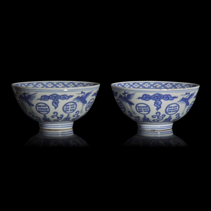 明末 青花云鶴八卦紋碗一對 | A Rare Pair of Chinese Blue and White 'Crane and Trigram' Bowls, Xuande Mark, Ming Dynasty, 17th Century - 图2