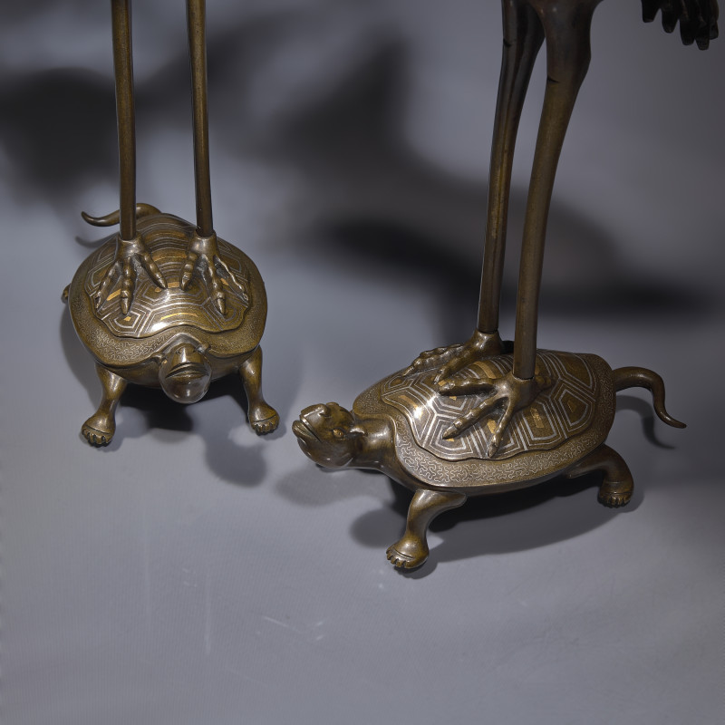 日本明治時期 銅龜鶴齊齡燭臺一對 | A Pair of Japanese Kaga Style Inlaid Bronze 'Crane and Minogame' Candelabra, Meiji Period - 图5