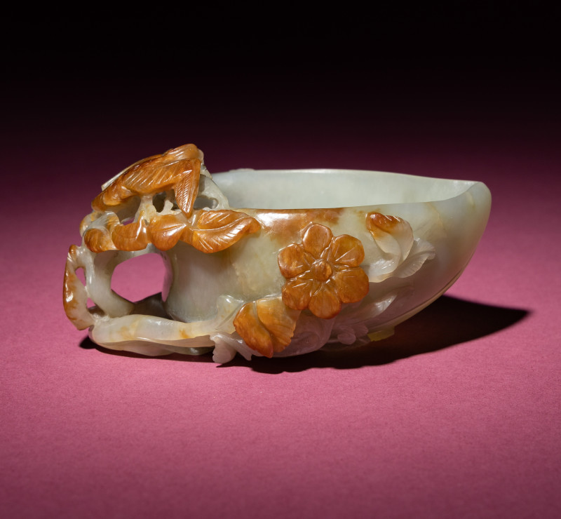 清晚期 青白玉帶皮喜上眉梢桃形杯 | A Chinese Russet and Celadon Jade ‘Magpie and Plum Blossoms’ Peach-Form Coupe, 19th Century - 图1