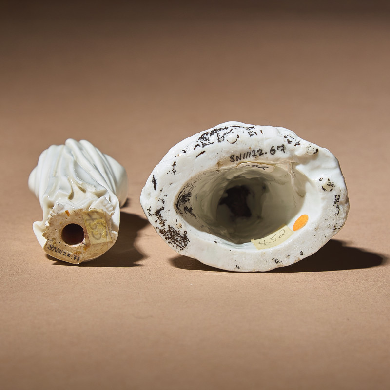 清 德化白瓷羅漢坐像及達摩立像 | Two Small Chinese Blanc-de-Chine Porcelain Figures, Qing Dynasty - 图3