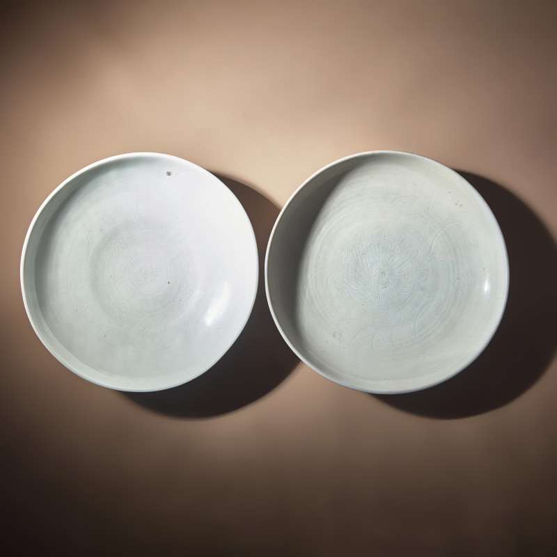 清早中期 德化白瓷暗刻花卉紋盤兩件 | Two Large Chinese Incised Blanc-de-Chine Porcelain 'Floral' Dishes, 17th Century - 图1