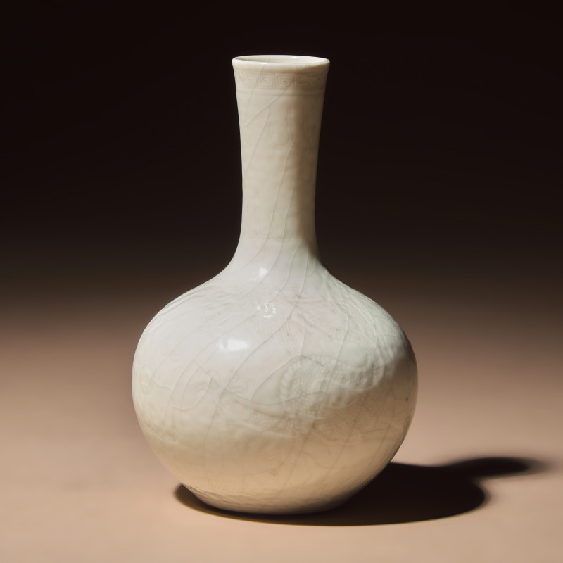 清中期 德化白瓷瓶三件 | Three Chinese White Glazed Porcelain Vases, Mid Qing Dynasty - 图5