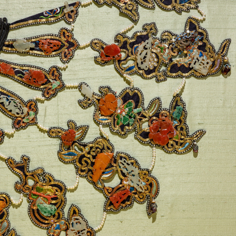 清晚期 盤金綉點翠鑲玉嵌寳珠珞云肩（附原盒） | A Rare Chinese Jade and Hardstone Embellished Collar with Box, Yunjian, Late Qing Dynasty - 图4