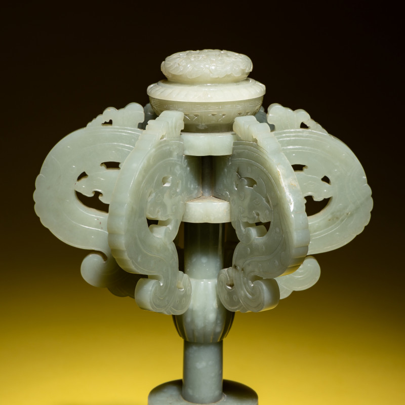清晚期 青玉鏤雕夔龍紋冠架 | A Chinese Celadon Jade Hat Stand, 19th Century - 图5