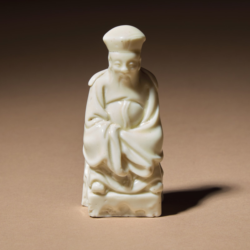 清早期 德化白瓷文官坐像 | A Chinese Blanc-de-Chine Porcelain Seated Figure of a Dignitary, 17th Century - 图1