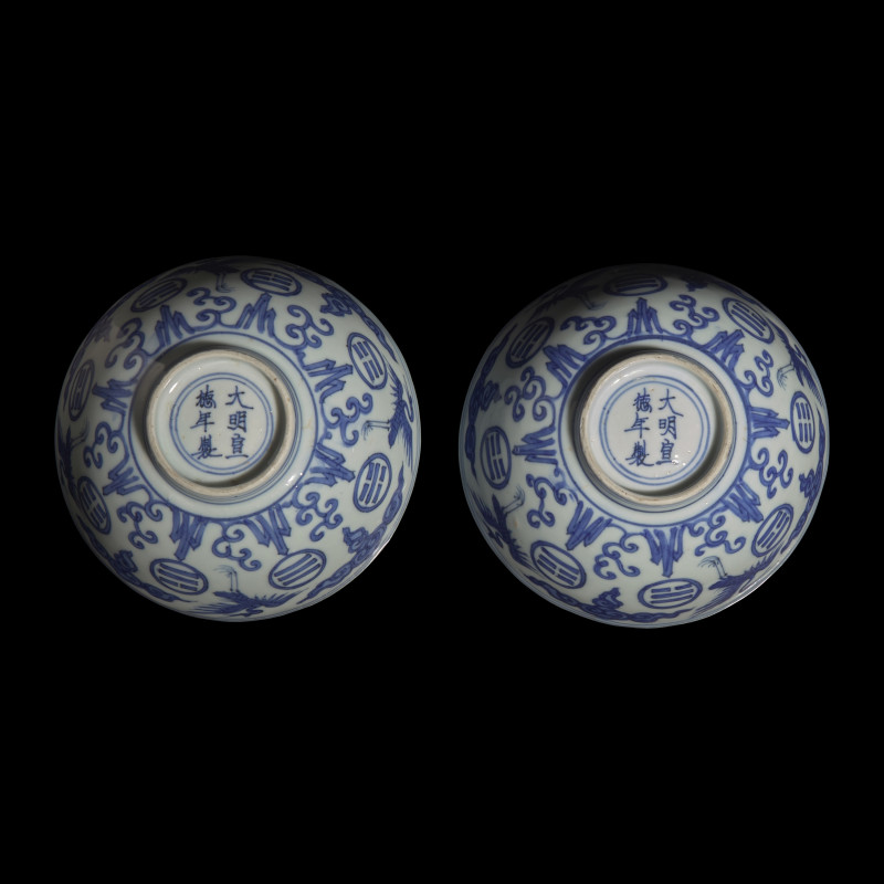 明末 青花云鶴八卦紋碗一對 | A Rare Pair of Chinese Blue and White 'Crane and Trigram' Bowls, Xuande Mark, Ming Dynasty, 17th Century - 图3