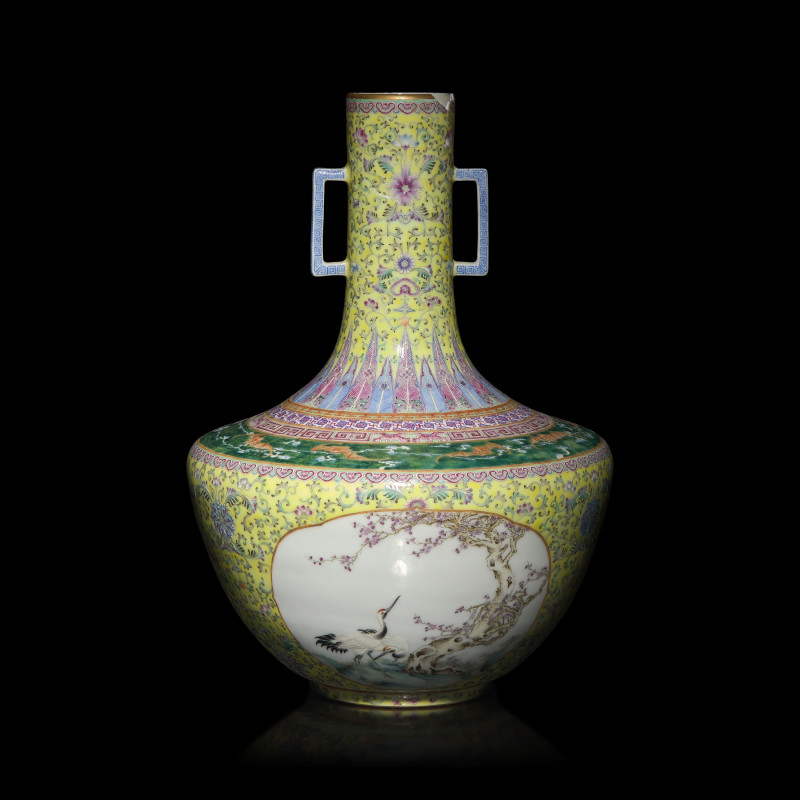 1947年作 ’蔣瓷‘黃地粉彩開光花鳥圖雙耳瓶 | A Chinese Yellow Ground Famille Rose Porcelain 'Floral' Vase, Dated 1947 - 图3