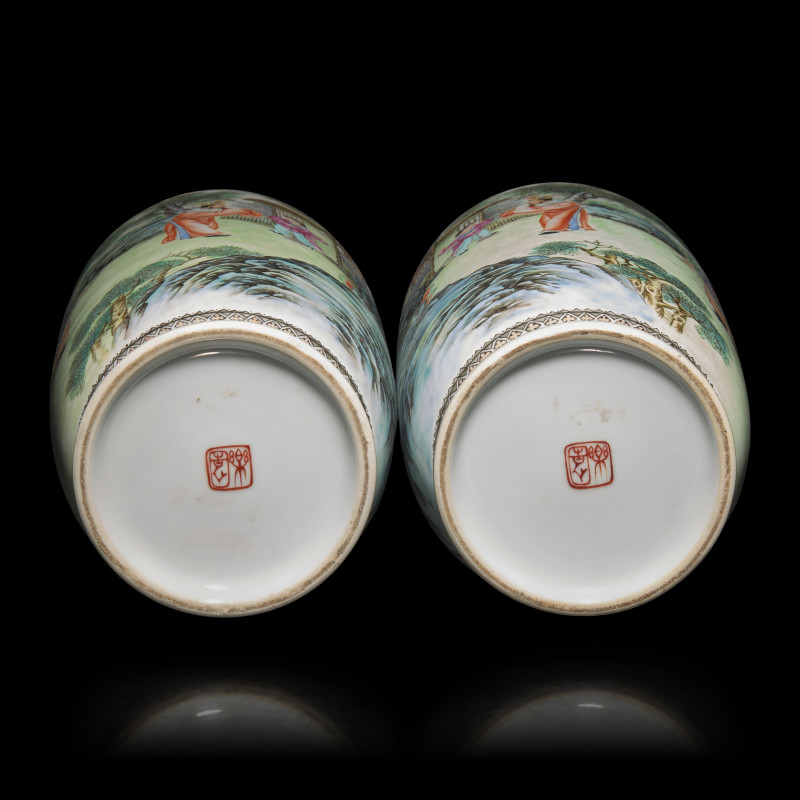 王錫良（1922-2023）1946年繪粉彩三顧茅廬棒槌瓶一對 | A Pair of Chinese Famille Rose 'The Three Visits to the Thatched Cottage' Porcelain Vases by Wang Xiliang (1922-2023) —... - 图4