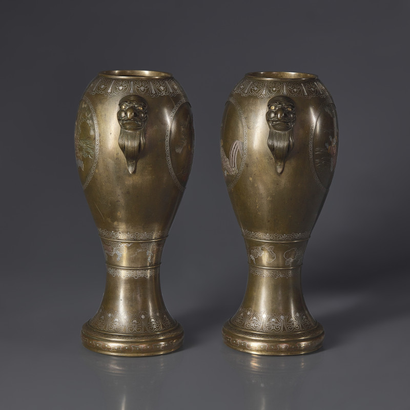 日本明治時期 銅瓶一對 | A Pair of Japanese Kaga Style Mixed Metal-Inlaid Bronze Vases, Meiji Period - 图2