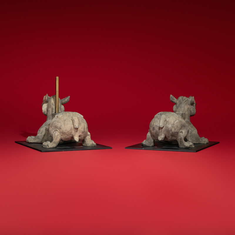 西漢 灰陶編磬一組連辟邪座 | A Rare Chinese Painted Earthenware Chimera and Chimes Set, Qing and Bixie, Western Han Dynasty - 图12