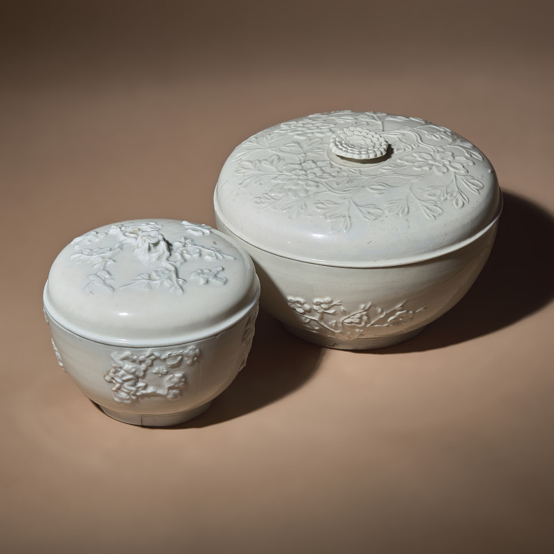 清早期 德化白瓷模印花卉紋蓋碗三件 | Three Large Chinese Blanc-de-Chine Molded Porcelain Bowls and Two Covers, Late 17th-18th Century - 图3