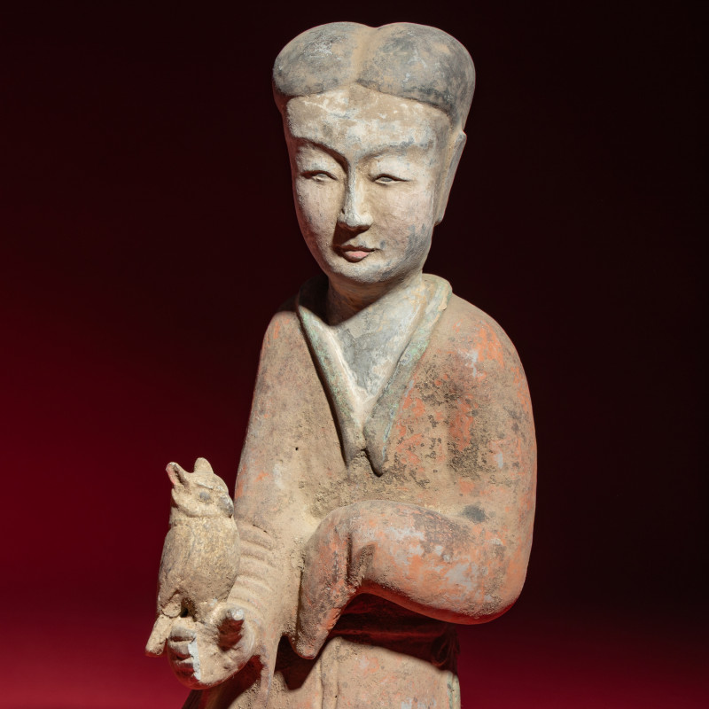 漢 灰陶彩繪持鷹女俑一對 | A Pair of Chinese Painted Grey Pottery Ladies with Owls, Han Dynasty - 图6
