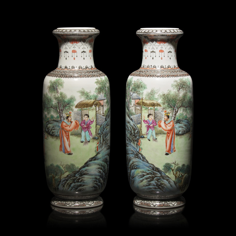 王錫良（1922-2023）1946年繪粉彩三顧茅廬棒槌瓶一對 | A Pair of Chinese Famille Rose 'The Three Visits to the Thatched Cottage' Porcelain Vases by Wang Xiliang (1922-2023) —...