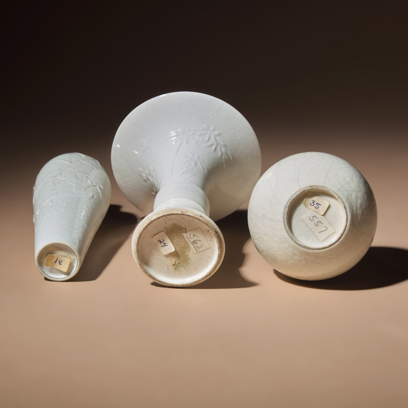 清中期 德化白瓷瓶三件 | Three Chinese White Glazed Porcelain Vases, Mid Qing Dynasty - 图2