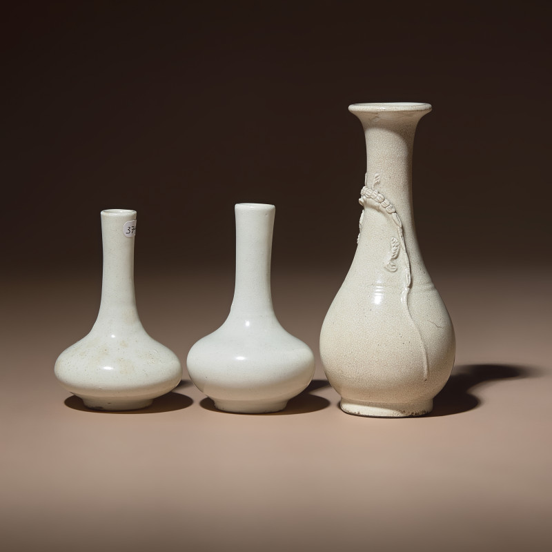 清 白瓷瓶三件 | Three Small Chinese White Glazed Porcelain Bottle Vases, Qing Dynasty - 图2