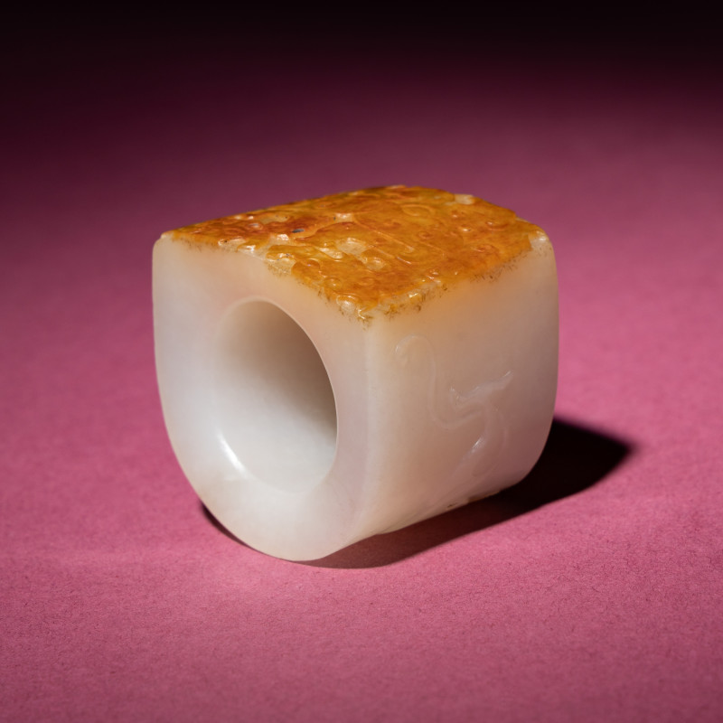 清中期 白玉留皮饕餮螭龍紋扳指 | A Chinese Russet and White Jade 'Taotie and Chilong' Archer's Ring, 18th Century - 图11