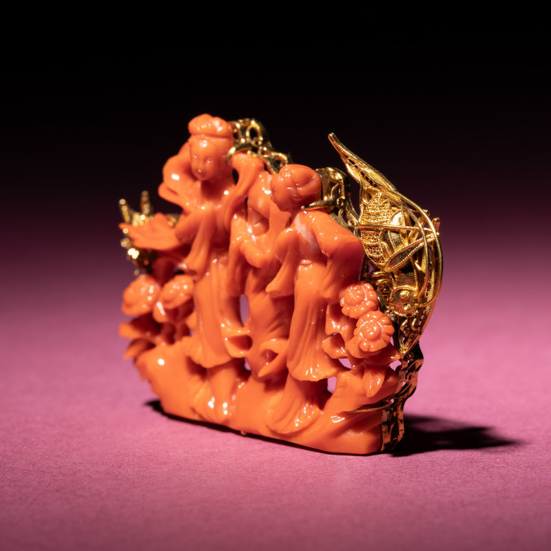 近代 金鑲珊瑚鏤雕仕女圖胸針 | A Chinese Carved Red Coral ‘ Meiren" Brooch, 20th Century - 图2
