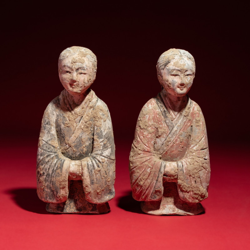 西漢 陶彩繪跽坐女樂俑一對 | A Pair of Chinese Painted Pottery Kneeling Ladies, Western Han Dynasty - 图2