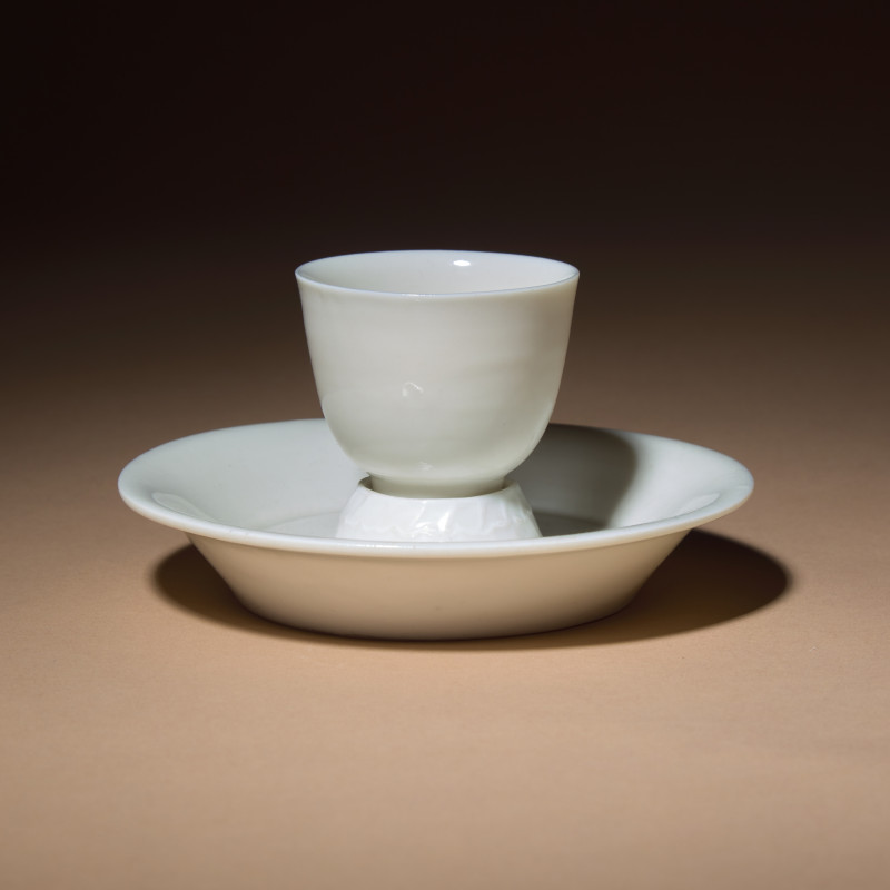 清早中期 德化白瓷茶杯與蓮花盞托一套 | A Chinese Blanc-de-Chine Porcelain Cup and Associated Lotus Stand, 17th-18th Century - 图1
