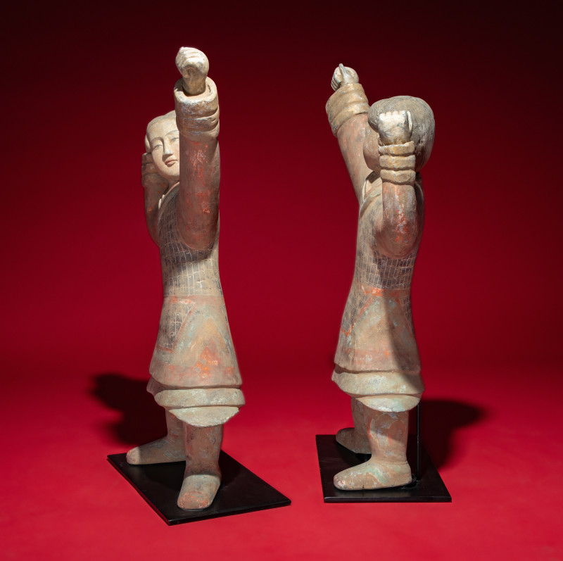 西漢 彩繪射姿立俑一對 | A Large Pair of Chinese Painted Pottery Archers, Western Han Dynasty - 图7