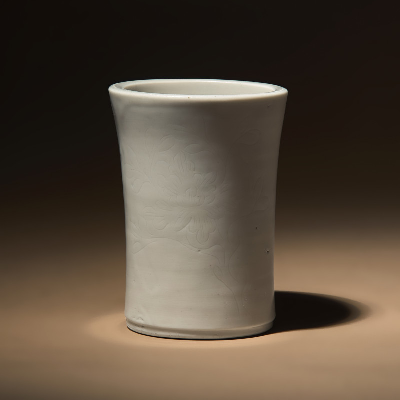 清早期 德化白瓷暗刻花卉紋筆筒 | A Chinese Incised Blanc-de-Chine Porcelain Brushpot, Bitong, 17th-18th Century - 图1