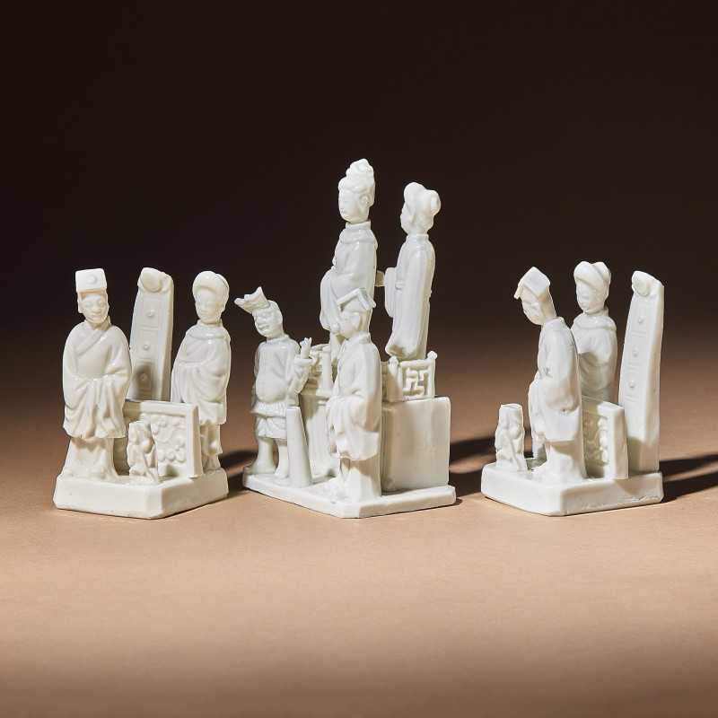 清早期 德化白瓷塑人像香插三件 | Three Chinese Blanc-de-Chine Porcelain Figural Group-Form Joss-Stick Holders, 17th Century - 图2