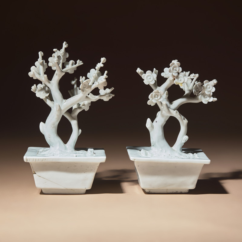 清中期 德化白瓷塑梅花盆景一對 | A Pair of Chinese Blanc-de-Chine Porcelain Potted Trees, 18th-19th Century - 图3
