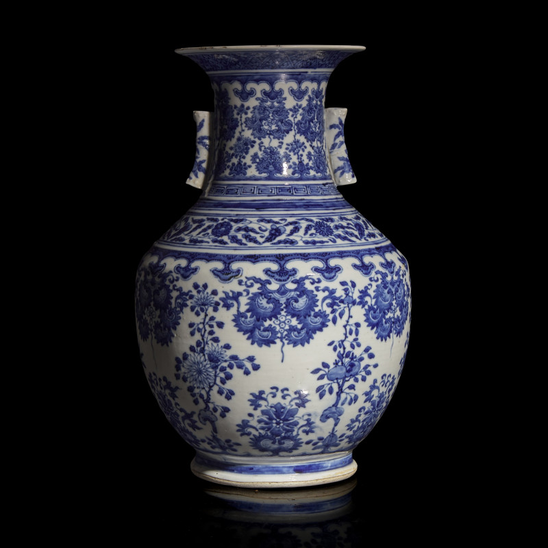 清乾隆/嘉慶 青花花果紋賞瓶 | A Chinese Blue and White Ming Style Vase, Qianlong/Jiaqing Period