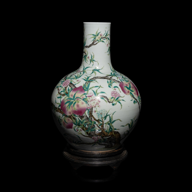 清晚期 粉彩九桃大天球瓶 | A Large Chinese Famille Rose Porcelain 'Nine Peaches' Tianqiuping Vase, Late Qing Dynasty