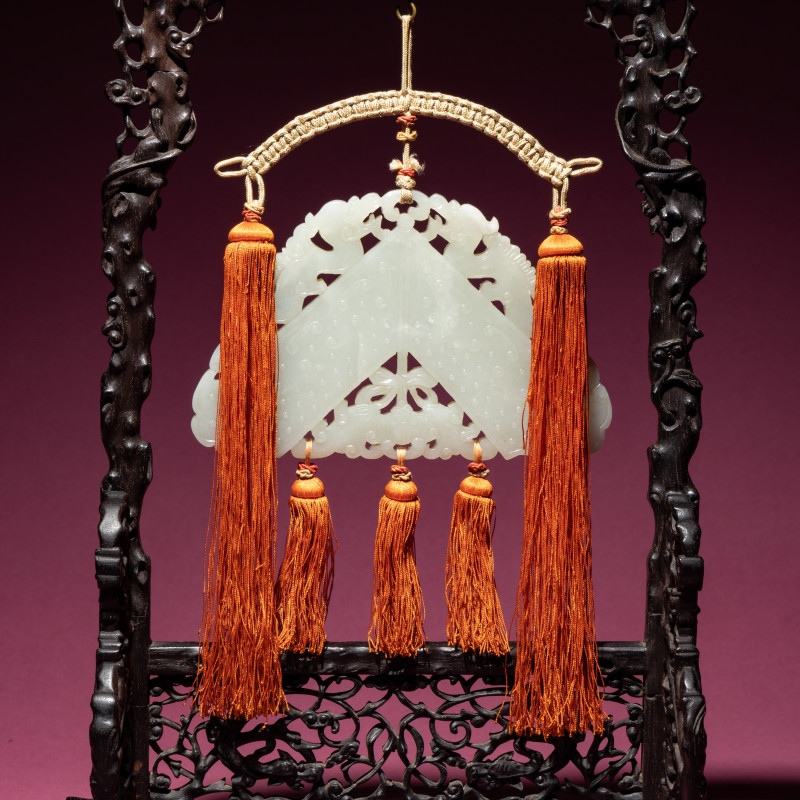 清中期 白玉罄 | A Chinese White Jade Chime-Form Pendant, 18th/19th Century - 图3
