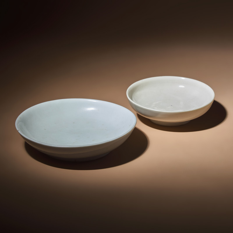 明 德化白瓷圈足盤兩件 | Two Chinese Blanc-de-Chine Porcelain Shallow Bowls, Ming Dynasty - 图1