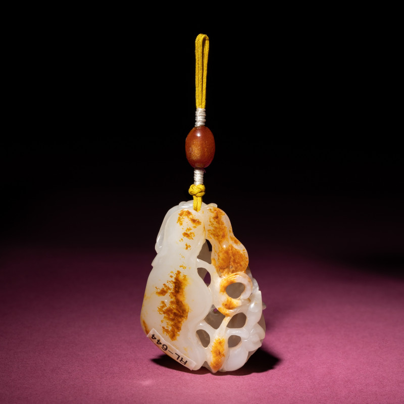 清中期 白玉帶皮鏤雕蓮紋佩 | A Chinese Russet and White Jade Reticulated 'Lotus' Pendant, 18th/19th Century - 图2