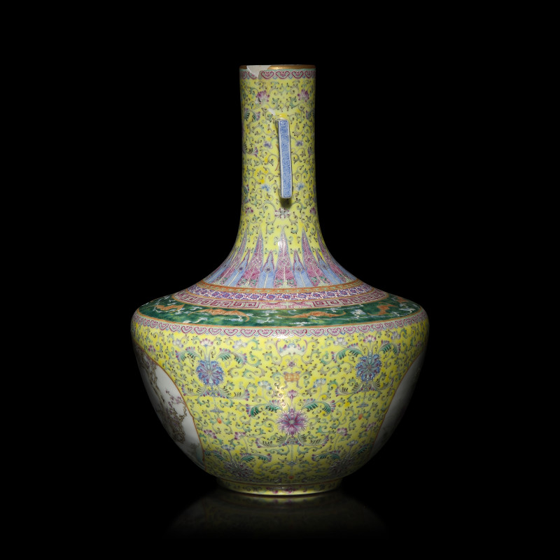 1947年作 ’蔣瓷‘黃地粉彩開光花鳥圖雙耳瓶 | A Chinese Yellow Ground Famille Rose Porcelain 'Floral' Vase, Dated 1947 - 图4