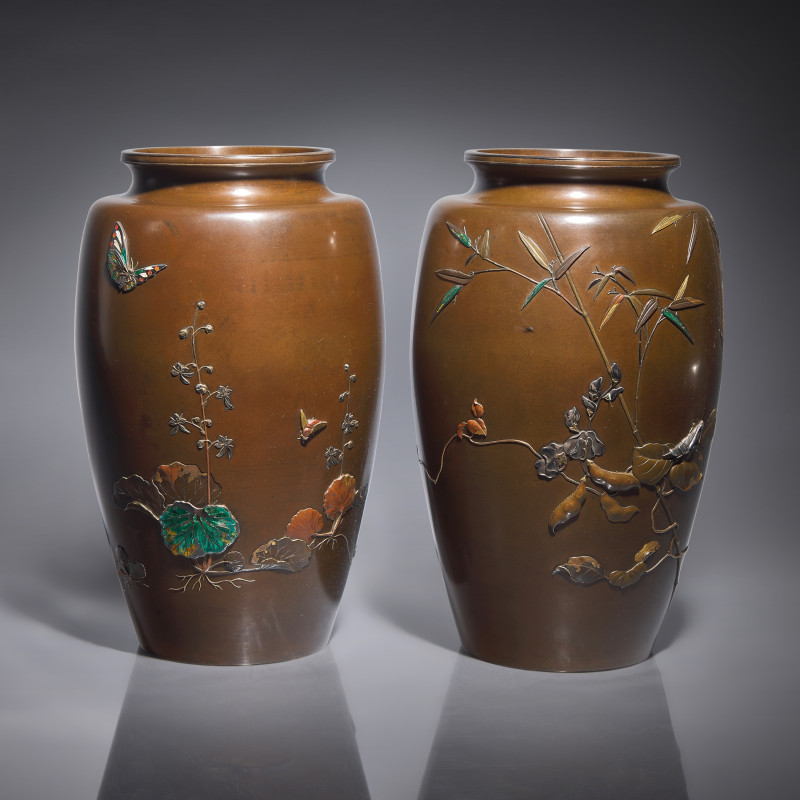 日本明治時期 高肉象嵌銅瓶一對 | A Pair of Japanese Enameled and Mixed Metal-Inlaid Patinated Bronze Vases, Attributed to Saito, Meiji Period