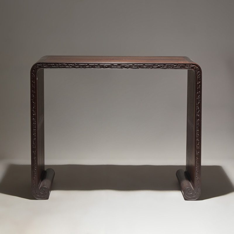 紫檀及硬木夔龍紋下卷式小條案 | A Chinese Zitan and Hardwood Scroll-Form Altar Table - 图2
