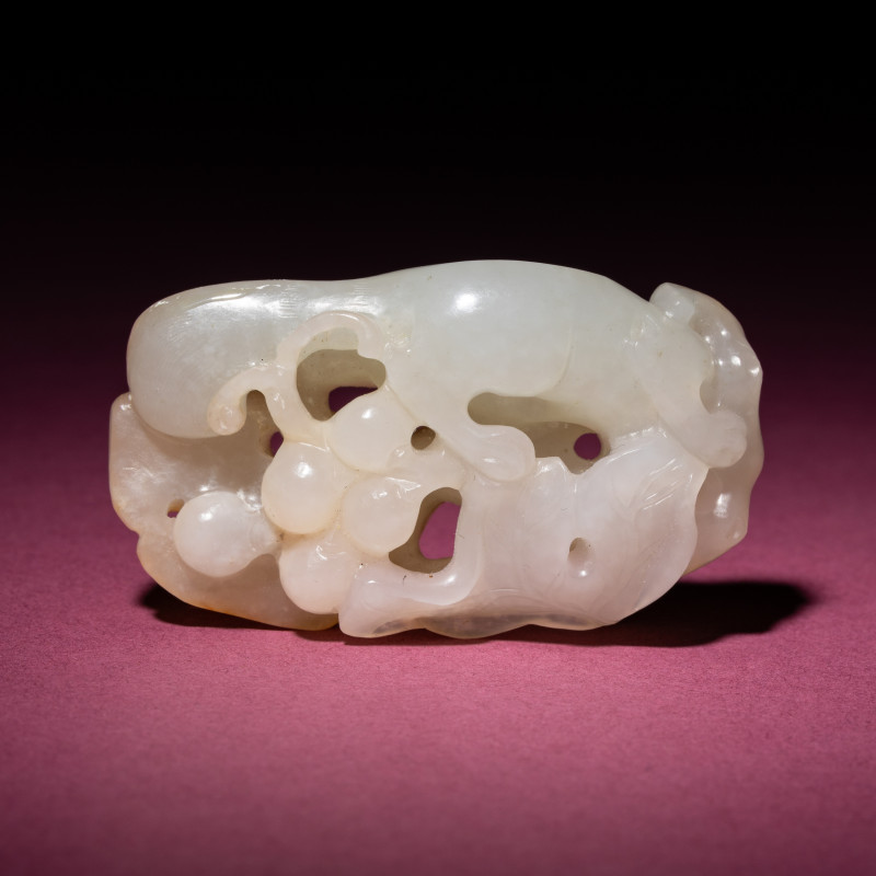 清中期 白玉留皮松鼠葡萄 | A Chinese Russet and White Jade 'Squirrel and Grape' Carving, 18th/19th Century - 图4