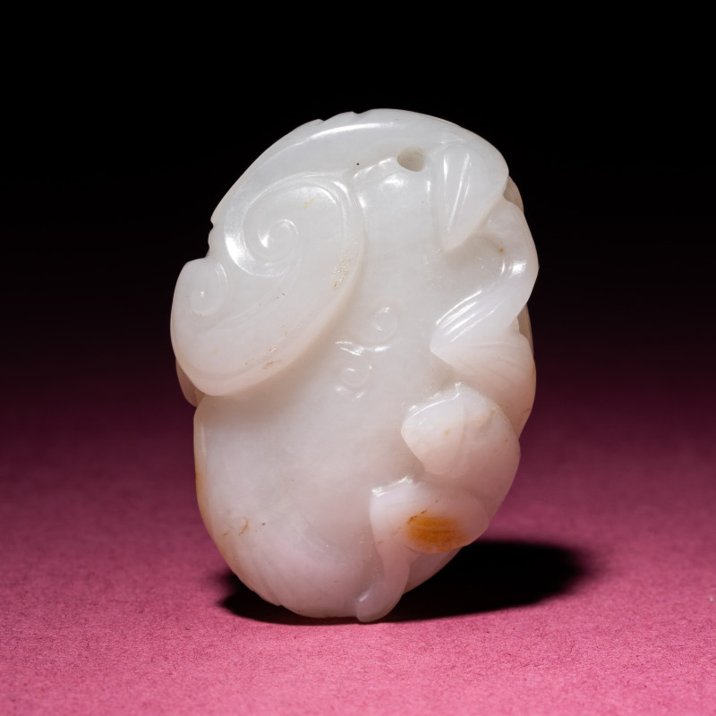 清中期 白玉留皮靈芝福壽佩 | A Small Chinese Russet and Jade 'Bat and Lingzhi' Carving, 18th/19th Century