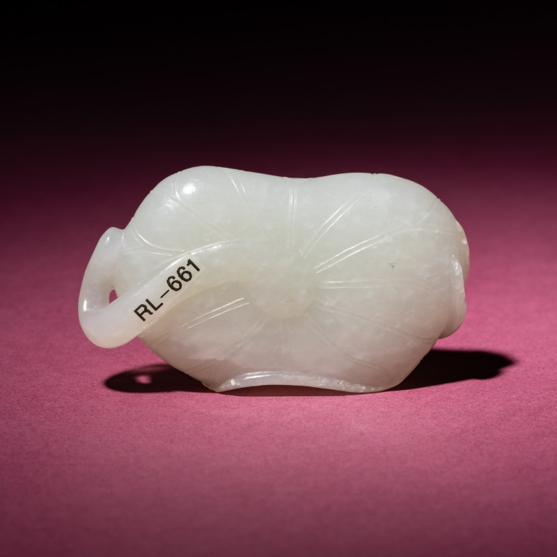 清中期 白玉蓮葉螃蟹把件 | A Chinese White Jade Carving of a Crab on Lotus Leaf, 18th/19th Century - 图4