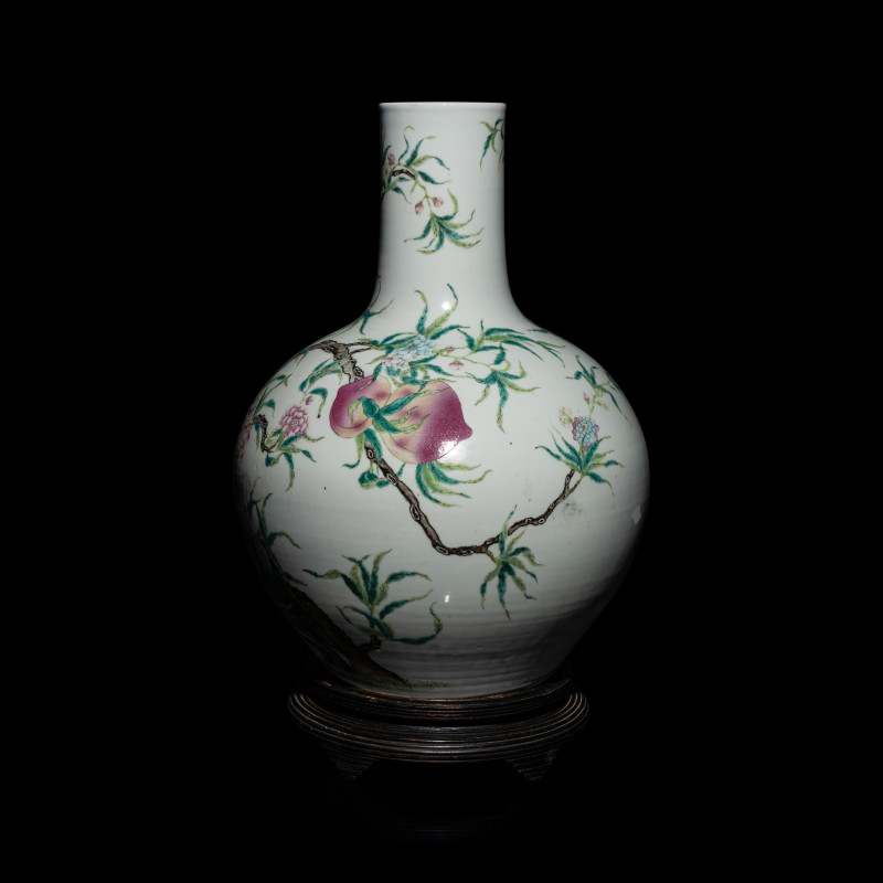 清晚期 粉彩九桃大天球瓶 | A Large Chinese Famille Rose Porcelain 'Nine Peaches' Tianqiuping Vase, Late Qing Dynasty - 图2