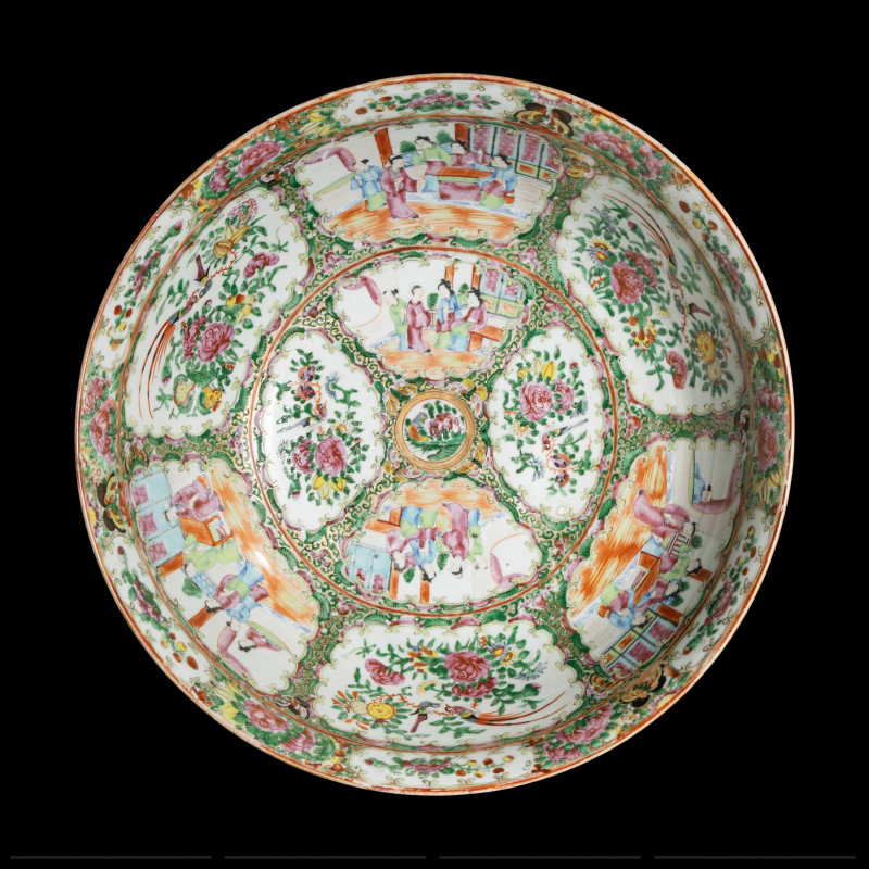 清晚期 廣彩人物圖大碗及賞盤 | Two Chinese Canton Famille Rose Porcelain Wares, 19th Century - 图4