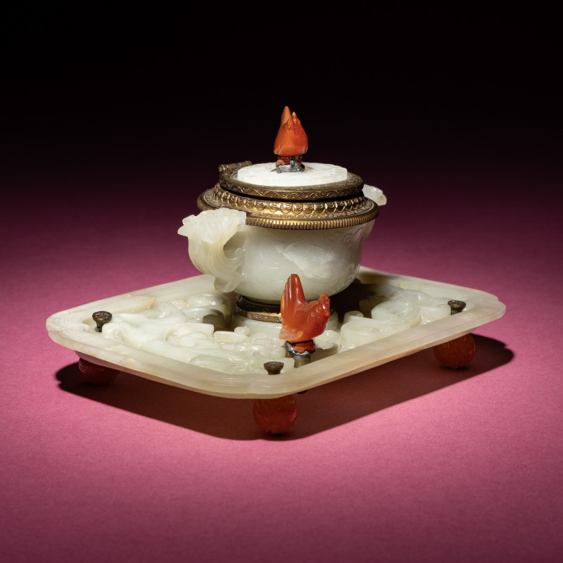 晚清-民國 青白玉刻龍紋杯碟改墨水瓶 | A Chinese Carved Pale Celadon Jade Cup and Stand Mounted as an Inkwell, 19th-20th Century - 图2