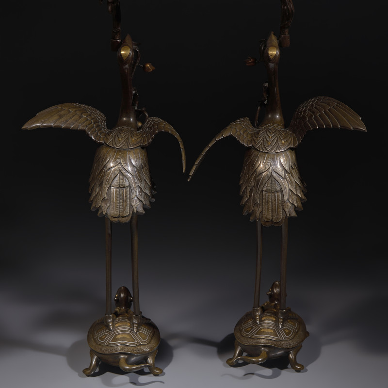 日本明治時期 銅龜鶴齊齡燭臺一對 | A Pair of Japanese Kaga Style Inlaid Bronze 'Crane and Minogame' Candelabra, Meiji Period - 图6