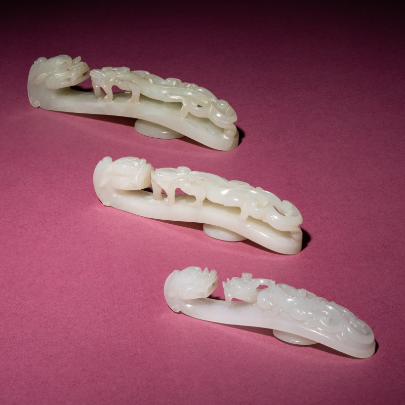清中期 玉龍鈎三枚 | Three Chinese Jade 'Dragon' Belt Hooks, Daigou, 18th/19th Century - 图2